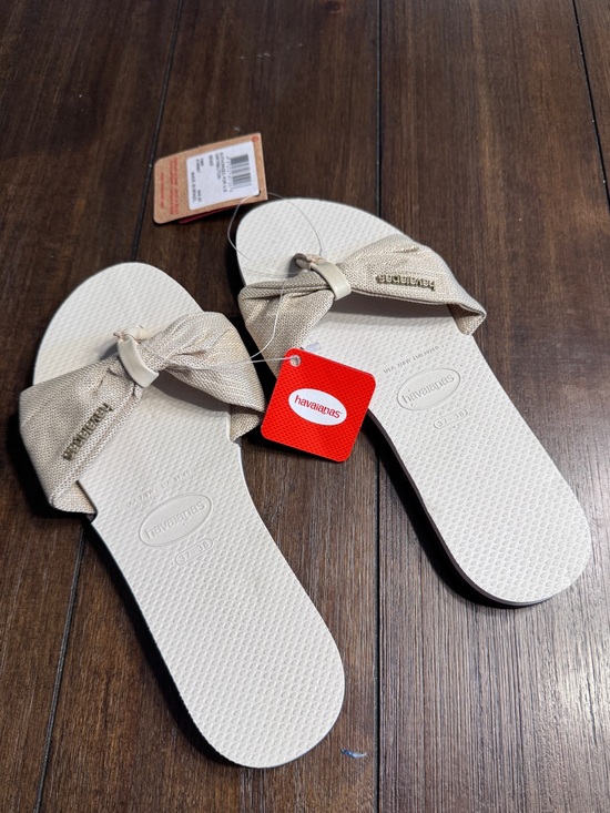 Havianas Shoes - Havaianas Beige Bow Slide Sandals NWT Women’s Size 7/8 Brazil Resort Beach